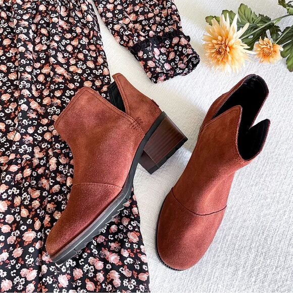 Sorel cut out ankle boots. - Picture 1 of 12